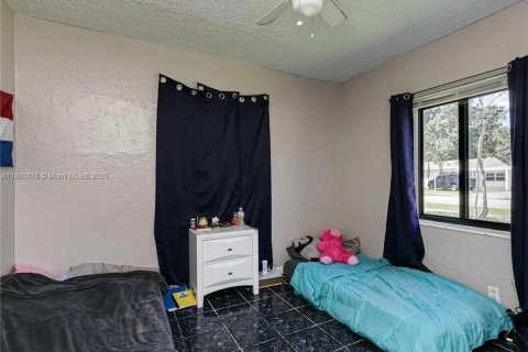 House in West Park, Florida 4 bedrooms, 163.23 sq.m. № 1892395 - photo 8