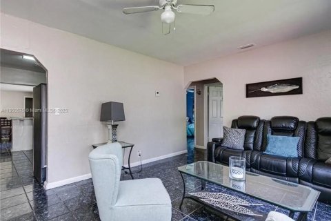 House in West Park, Florida 4 bedrooms, 163.23 sq.m. № 1892395 - photo 6