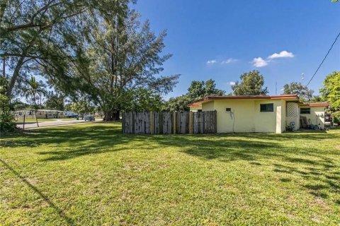 House in West Park, Florida 4 bedrooms, 163.23 sq.m. № 1892395 - photo 3