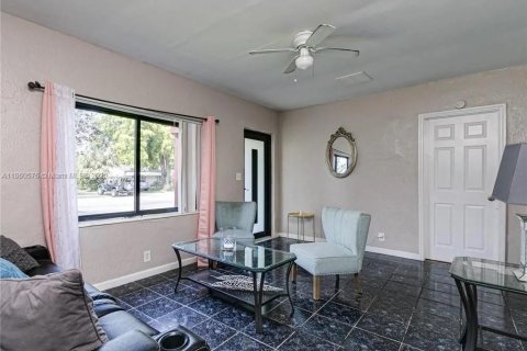 House in West Park, Florida 4 bedrooms, 163.23 sq.m. № 1892395 - photo 10