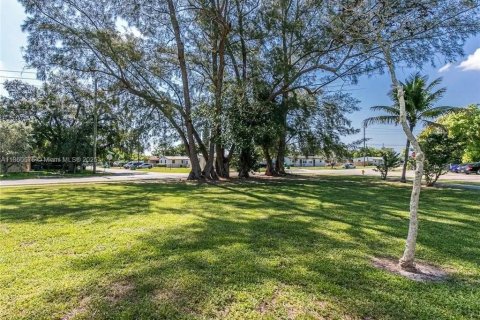 House in West Park, Florida 4 bedrooms, 163.23 sq.m. № 1892395 - photo 4
