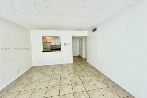 Condominio en alquiler en Hialeah, Florida, 2 dormitorios, 103.96 m2 № 1997716 - foto 2
