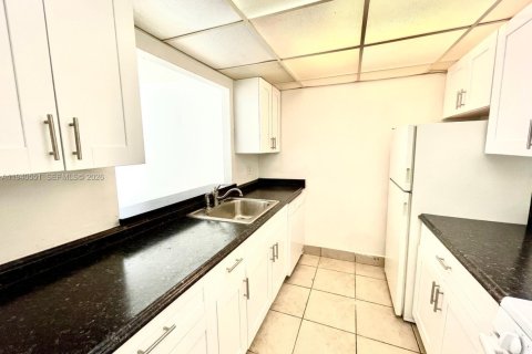 Condominio en alquiler en Hialeah, Florida, 2 dormitorios, 103.96 m2 № 1997716 - foto 4