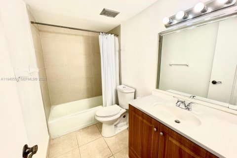 Condominio en alquiler en Hialeah, Florida, 2 dormitorios, 103.96 m2 № 1997716 - foto 10