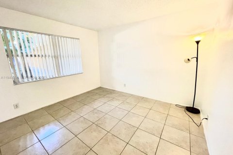 Condominio en alquiler en Hialeah, Florida, 2 dormitorios, 103.96 m2 № 1997716 - foto 9