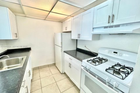 Condominio en alquiler en Hialeah, Florida, 2 dormitorios, 103.96 m2 № 1997716 - foto 5
