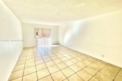 Condominio en alquiler en Hialeah, Florida, 2 dormitorios, 103.96 m2 № 1997716 - foto 3