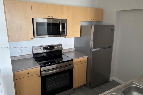 Condo in Hollywood, Florida, 1 bedroom № 2086405 - photo 2