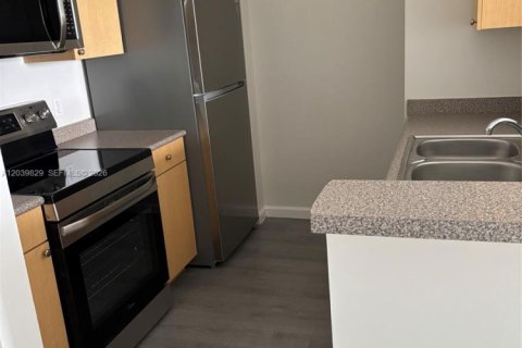 Condo in Hollywood, Florida, 1 bedroom № 2086405 - photo 3