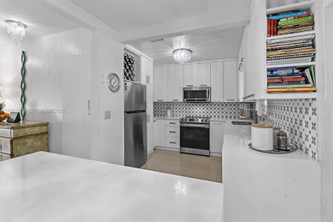 House in Miami, Florida 3 bedrooms, 98.57 sq.m. № 2008482 - photo 12