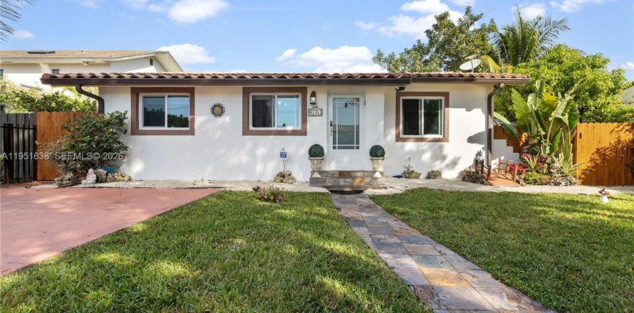 House in Miami, Florida 3 bedrooms, 98.57 sq.m. № 2008482