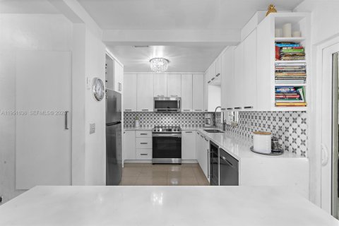 House in Miami, Florida 3 bedrooms, 98.57 sq.m. № 2008482 - photo 11