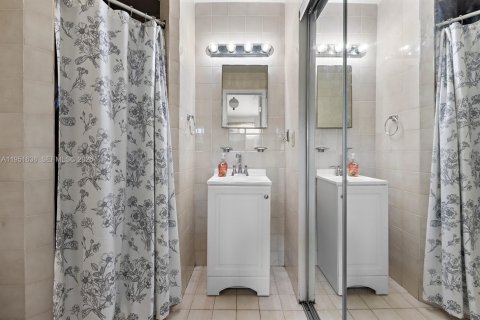 House in Miami, Florida 3 bedrooms, 98.57 sq.m. № 2008482 - photo 24