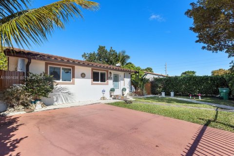 House in Miami, Florida 3 bedrooms, 98.57 sq.m. № 2008482 - photo 22