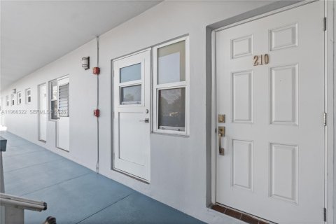 Condominio en venta en Hollywood, Florida, 2 dormitorios, 84.45 m2 № 2027922 - foto 20