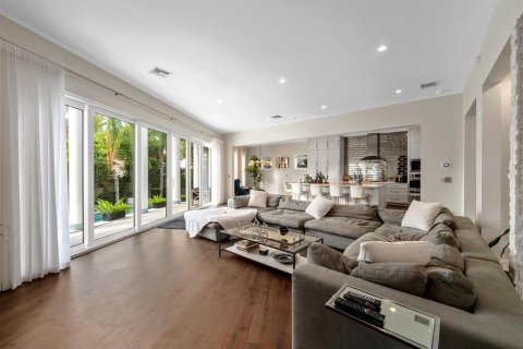 Casa en venta en Tampa, Florida, 6 dormitorios, 436.73 m2 № 1795440 - foto 13