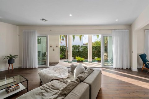 Casa en venta en Tampa, Florida, 6 dormitorios, 436.73 m2 № 1795440 - foto 9
