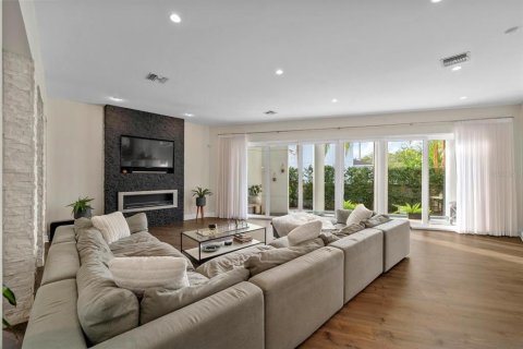Casa en venta en Tampa, Florida, 6 dormitorios, 436.73 m2 № 1795440 - foto 10