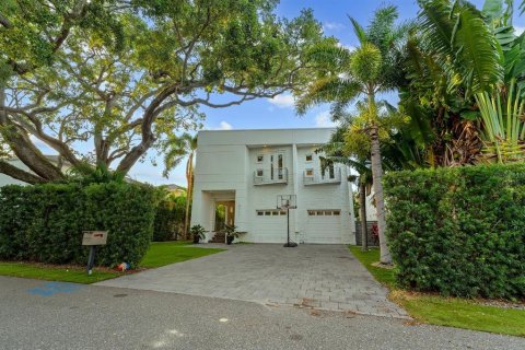 Casa en venta en Tampa, Florida, 6 dormitorios, 436.73 m2 № 1795440 - foto 2