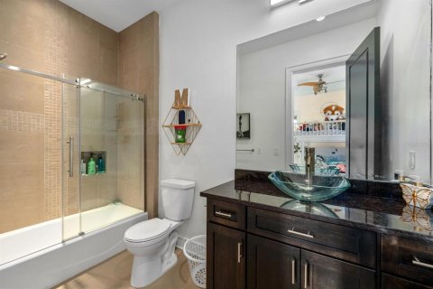 Casa en venta en Tampa, Florida, 6 dormitorios, 436.73 m2 № 1795440 - foto 26