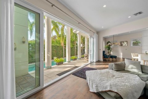Casa en venta en Tampa, Florida, 6 dormitorios, 436.73 m2 № 1795440 - foto 12