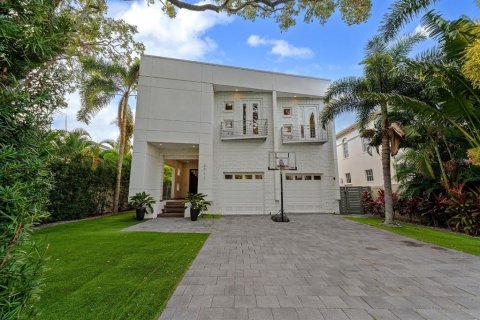 Casa en venta en Tampa, Florida, 6 dormitorios, 436.73 m2 № 1795440 - foto 1
