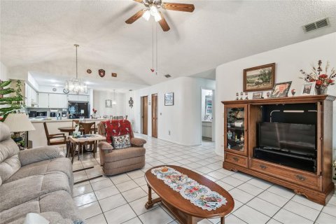 Condo in Land O' Lakes, Florida, 2 bedrooms  № 1562558 - photo 12