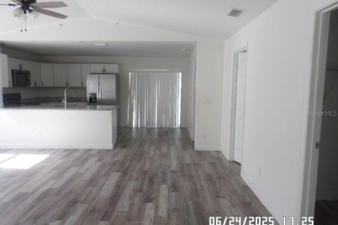 House in Eustis, Florida 3 bedrooms, 112.88 sq.m. № 1838804 - photo 3