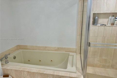 Copropriété à vendre à Aventura, Floride: 2 chambres, 105.91 m2 № 1946374 - photo 11
