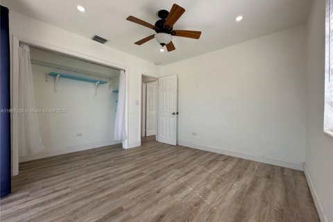 House in Islamorada, Village of Islands, Florida 4 bedrooms, 156.08 sq.m. № 1948419 - photo 25