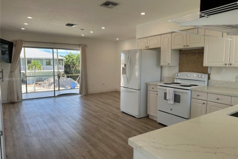 House in Islamorada, Village of Islands, Florida 4 bedrooms, 156.08 sq.m. № 1948419 - photo 10