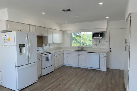 House in Islamorada, Village of Islands, Florida 4 bedrooms, 156.08 sq.m. № 1948419 - photo 13