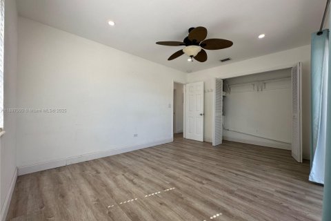 House in Islamorada, Village of Islands, Florida 4 bedrooms, 156.08 sq.m. № 1948419 - photo 20