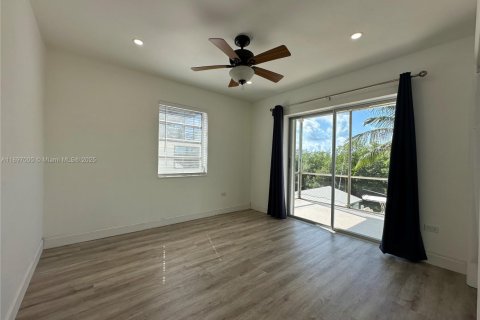 House in Islamorada, Village of Islands, Florida 4 bedrooms, 156.08 sq.m. № 1948419 - photo 24