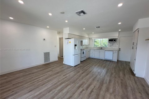 House in Islamorada, Village of Islands, Florida 4 bedrooms, 156.08 sq.m. № 1948419 - photo 12