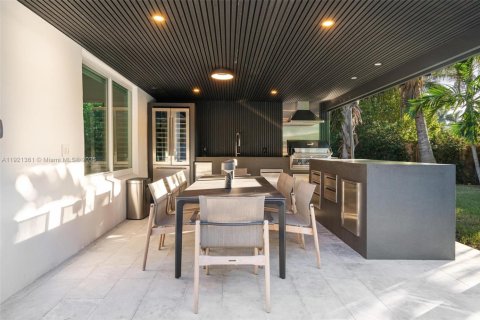House in Miami Shores, Florida 3 bedrooms, 279.45 sq.m. № 2082728 - photo 9