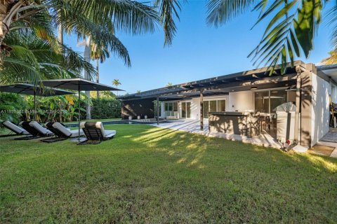 House in Miami Shores, Florida 3 bedrooms, 279.45 sq.m. № 2082728 - photo 16