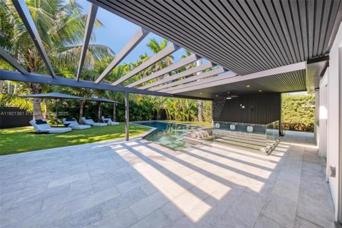 House in Miami Shores, Florida 3 bedrooms, 279.45 sq.m. № 2082728 - photo 3