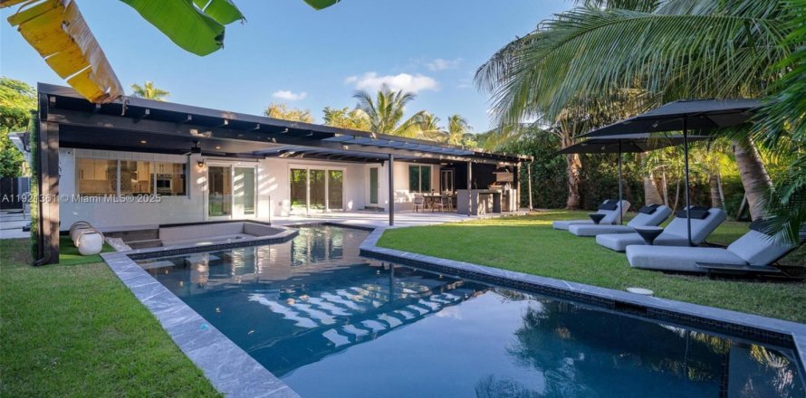 House in Miami Shores, Florida 3 bedrooms, 279.45 sq.m. № 2082728