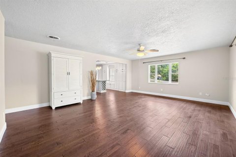 House in Mount Dora, Florida 4 bedrooms, 151.99 sq.m. № 2393454 - photo 7