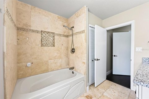 House in Mount Dora, Florida 4 bedrooms, 151.99 sq.m. № 2393454 - photo 19