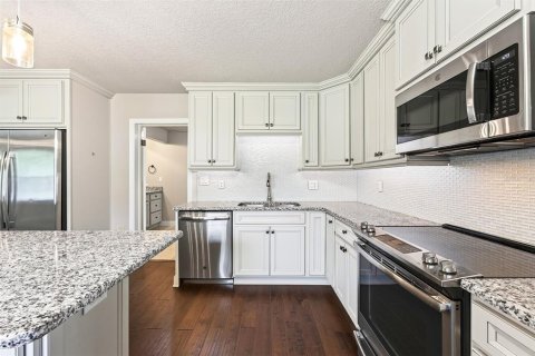 House in Mount Dora, Florida 4 bedrooms, 151.99 sq.m. № 2393454 - photo 8