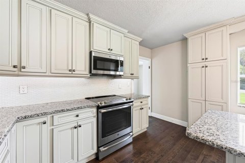 House in Mount Dora, Florida 4 bedrooms, 151.99 sq.m. № 2393454 - photo 9