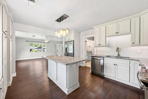 House in Mount Dora, Florida 4 bedrooms, 151.99 sq.m. № 2393454 - photo 10