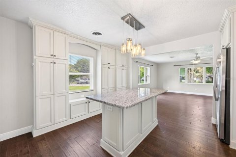 House in Mount Dora, Florida 4 bedrooms, 151.99 sq.m. № 2393454 - photo 12