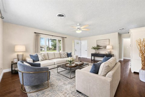 House in Mount Dora, Florida 4 bedrooms, 151.99 sq.m. № 2393454 - photo 5