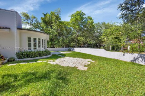 House in Coral Gables, Florida 2 bedrooms, 118.26 sq.m. № 1788357 - photo 24