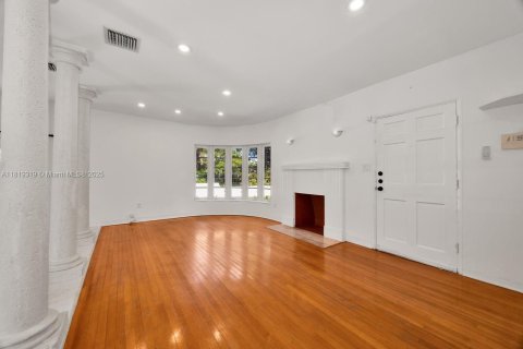 House in Coral Gables, Florida 2 bedrooms, 118.26 sq.m. № 1788357 - photo 3