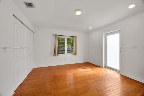 House in Coral Gables, Florida 2 bedrooms, 118.26 sq.m. № 1788357 - photo 18