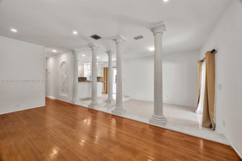 House in Coral Gables, Florida 2 bedrooms, 118.26 sq.m. № 1788357 - photo 8